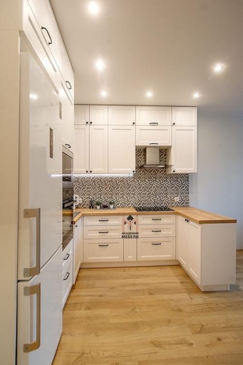 Размеры этой угловой кухни с полуостровом: 3000*2450*1300. 03