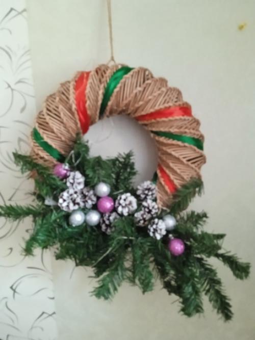 Мы продолжаем работать на тему нового года,, венок из бумажной лозы спиральным плетением. 03
