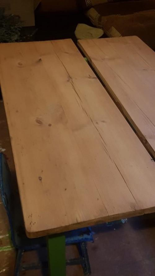 Этот стол никакой исторической и материальной ценности не представляет. 09