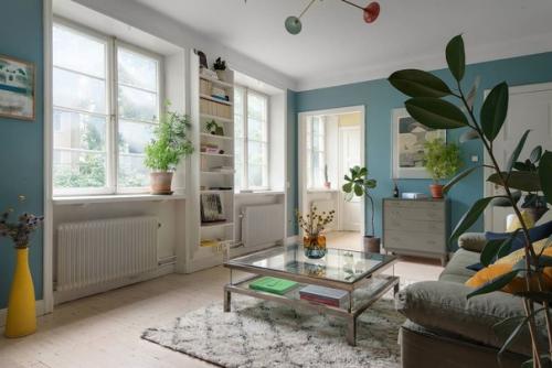 Желто-синяя гамма гостиной, зеленая кухня. 01