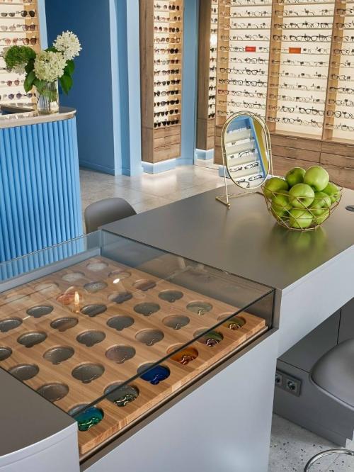 Интерьер новой оптики в Москве - яркий пример того, как цвет и детали формируют настроение пространства. 01