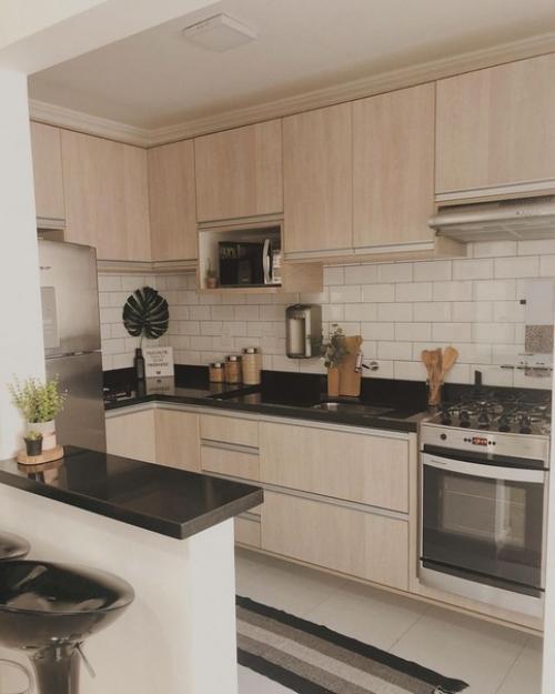 Очень теплый и уютный интерьер кухни - гостиной в квартире молодой семейной пары. 05