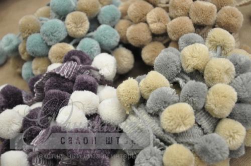 В нашем салоне новое поступление тесьма с помпонами широко используется для отделки штор в детских комнатах, спальнях, гостиных. 01