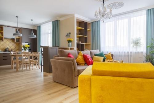 Сдержанный скандинавский интерьер кухни - гостиной с яркими цветовыми акцентами. 07