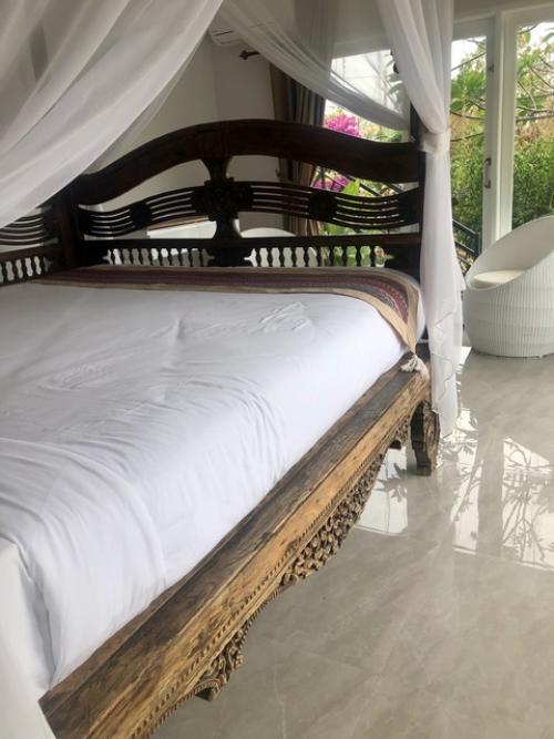 Через стекло.  Уж, если у нас, в северных широтах, делают окна от пола до потолка, то в тропиках - сам бог велел. 03