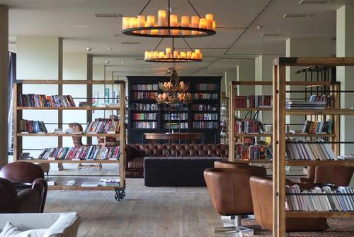 Отель Kazbegi с видом на горы в Грузии. 01