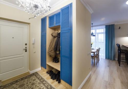 Сдержанный скандинавский интерьер кухни - гостиной с яркими цветовыми акцентами. 08