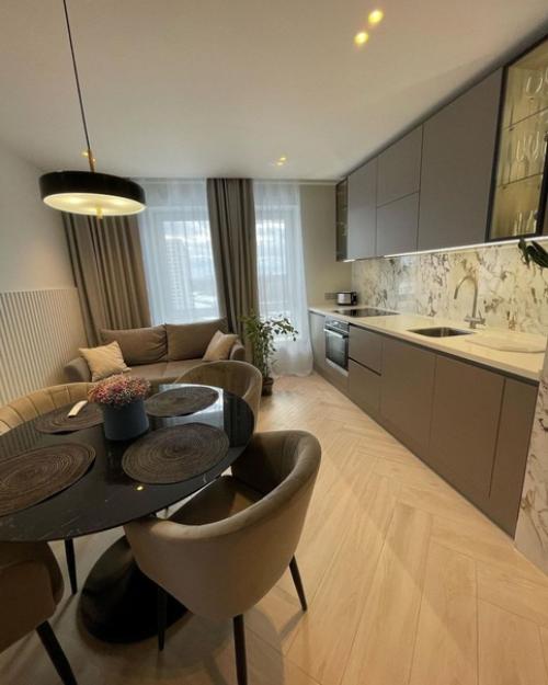 Просторная кухня со стеклянными фасадами. 03