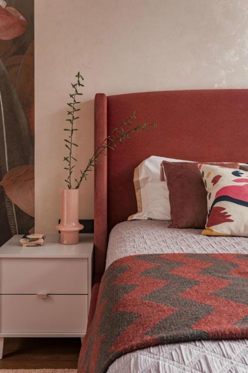 Уют, баланс и внимание к деталям - именно так можно описать этот проект, который начался с небольшой бани и вырос в полноценный семейный дом. 05