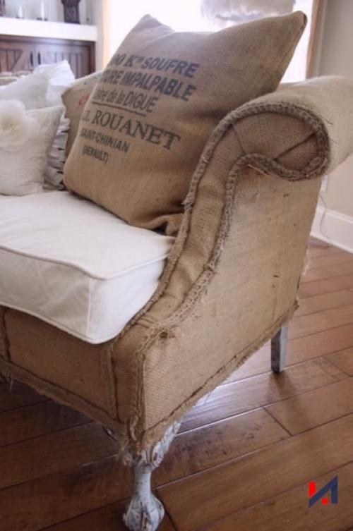Мешки, в которых перевозили кофе, могут оригинально дополнить интерьер в качестве обивки для мебели или даже занавески. 01