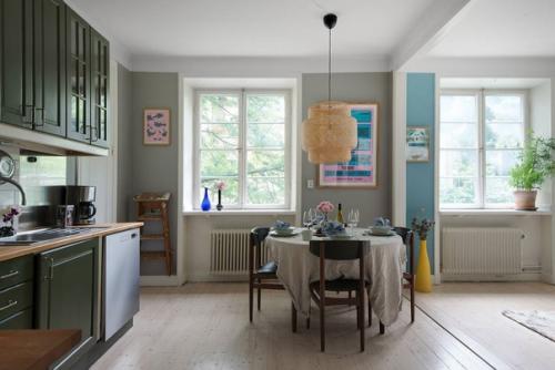 Желто-синяя гамма гостиной, зеленая кухня. 06