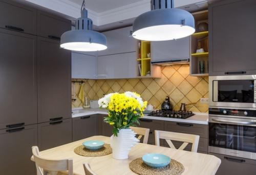 Сдержанный скандинавский интерьер кухни - гостиной с яркими цветовыми акцентами. 03
