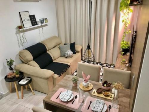 Очень теплый и уютный интерьер кухни - гостиной в квартире молодой семейной пары. 01