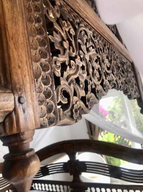 Через стекло.  Уж, если у нас, в северных широтах, делают окна от пола до потолка, то в тропиках - сам бог велел. 02