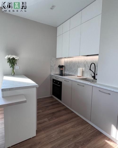 Даже в небольшом студийном пространстве с помощью острова можно условно поделить помещение на кухню и гостиную или кухню и столовую. 03