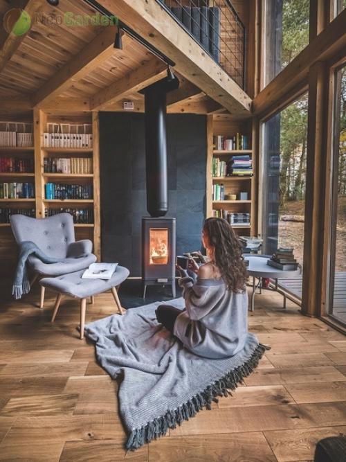 Домик на КРАЮ леса со ставнями во всю стену. 02