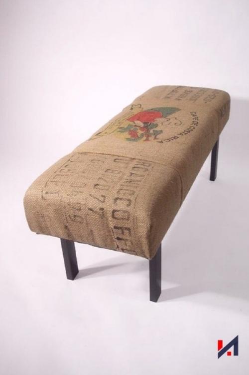 Мешки, в которых перевозили кофе, могут оригинально дополнить интерьер в качестве обивки для мебели или даже занавески. 02