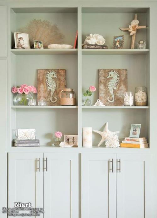 Как расположить элементы декора на полках и стеллажах? 03