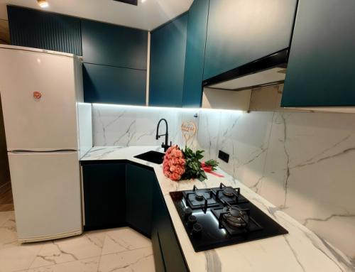 Три цвета этой истории сошлись в одном интерьере, создавая нечто совершенно особенное: зелёный, белый и чёрный. 04