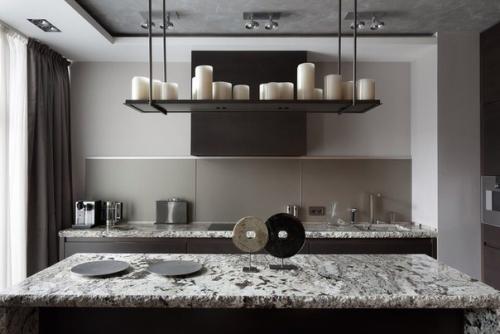 Визуальное разграничение зоны приготовления, питания и отдыха мебелью является частым приемом в интерьерах кухонь, совмещенных с гостиной. 07