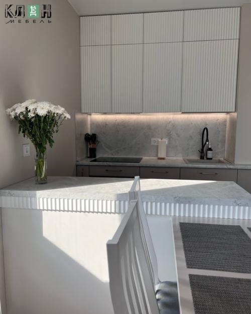 Даже в небольшом студийном пространстве с помощью острова можно условно поделить помещение на кухню и гостиную или кухню и столовую. 04