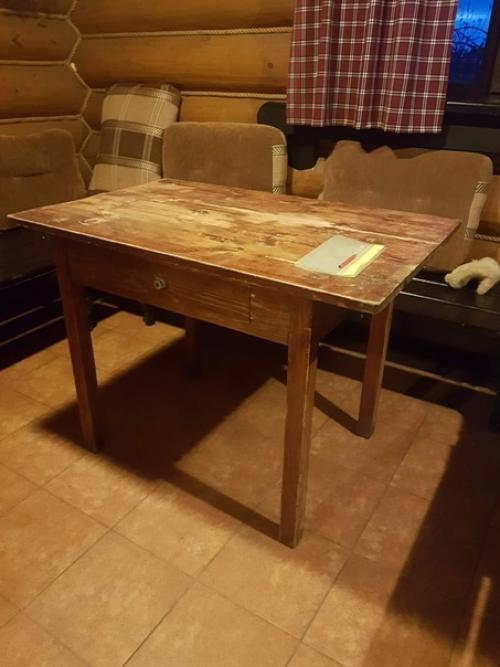 Этот стол никакой исторической и материальной ценности не представляет. 06