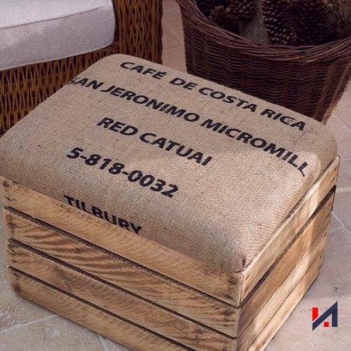 Мешки, в которых перевозили кофе, могут оригинально дополнить интерьер в качестве обивки для мебели или даже занавески. 05