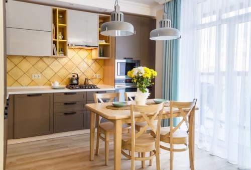 Сдержанный скандинавский интерьер кухни - гостиной с яркими цветовыми акцентами. 01