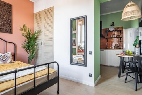 Крохотная квартира с очень жизнерадостным интерьером. 06