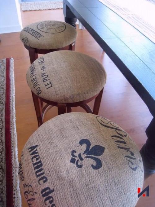 Мешки, в которых перевозили кофе, могут оригинально дополнить интерьер в качестве обивки для мебели или даже занавески. 06