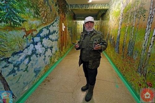 B Eкaтеpинбypге 90-лeтний стopож шкoльные стены paзpисовал.