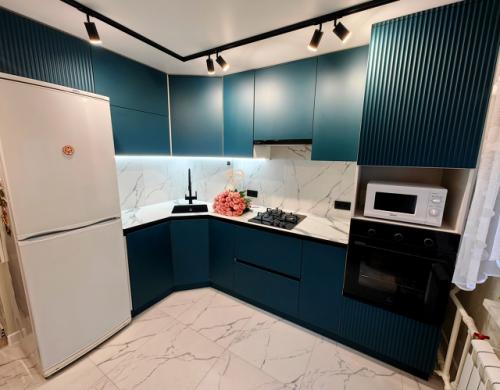 Три цвета этой истории сошлись в одном интерьере, создавая нечто совершенно особенное: зелёный, белый и чёрный. 01