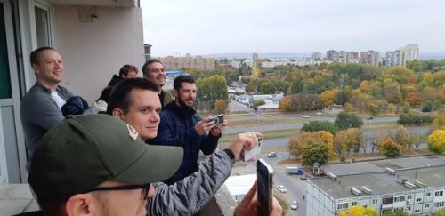 Плотный ряд посадки деревьев - действенный компонент приема застройки пешеходного бульвара в Тольятти. 04