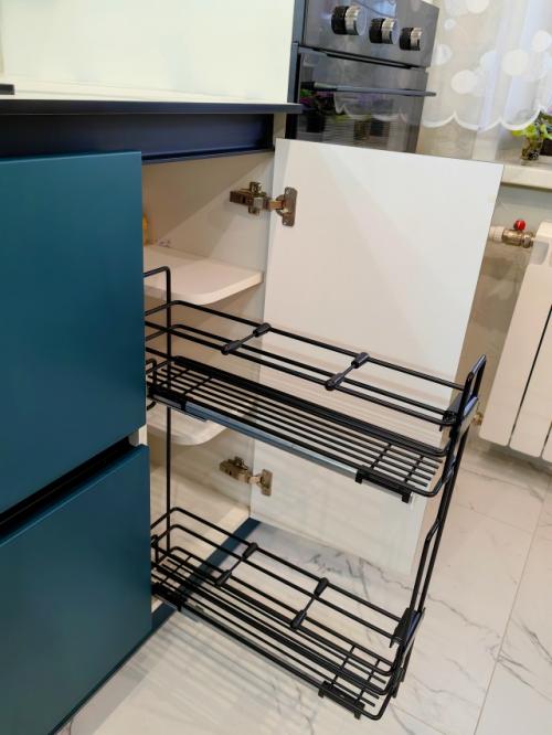 Три цвета этой истории сошлись в одном интерьере, создавая нечто совершенно особенное: зелёный, белый и чёрный. 06