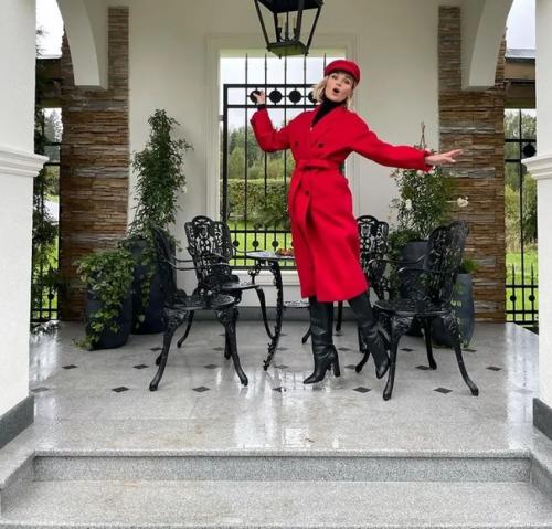 Окна в пол и ажурные балконы: Гагарина показала особняк за миллион долларов. 01