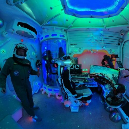 Российский инженер оформил квартиру и дачу в духе Чужих и Star Wars - без дизайнеров и шаблонов. 06