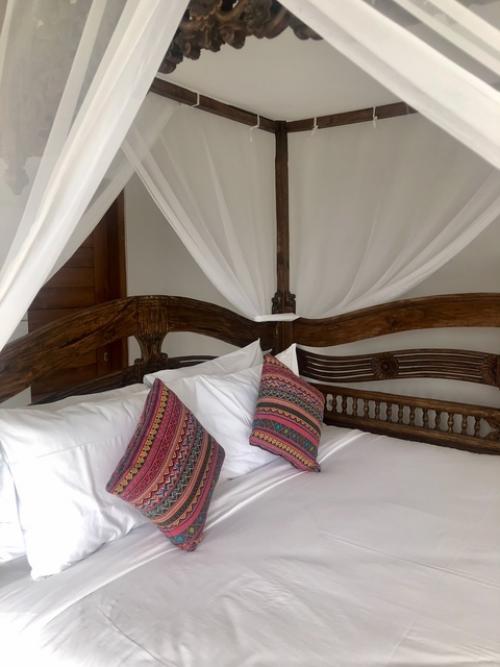 Через стекло.  Уж, если у нас, в северных широтах, делают окна от пола до потолка, то в тропиках - сам бог велел. 01