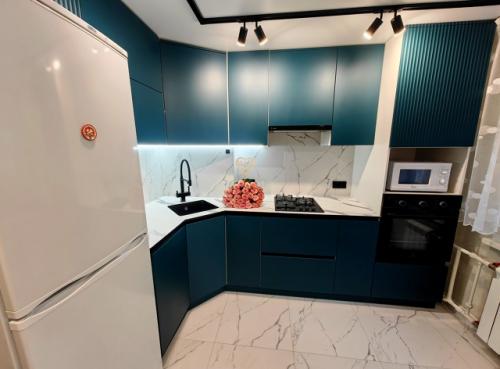 Три цвета этой истории сошлись в одном интерьере, создавая нечто совершенно особенное: зелёный, белый и чёрный. 02