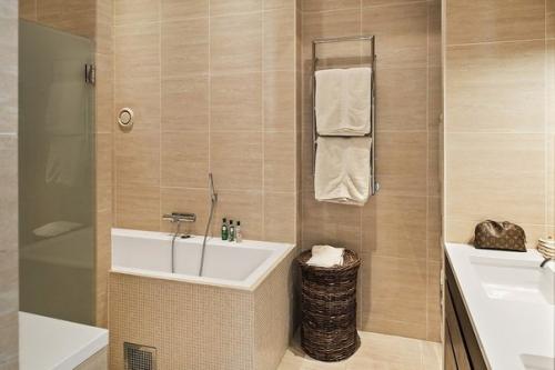 Смешение стилей очень идет этой квартире, придавая ей небрежность и шик. 07