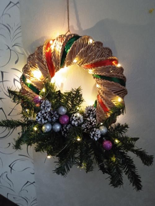 Мы продолжаем работать на тему нового года,, венок из бумажной лозы спиральным плетением. 01