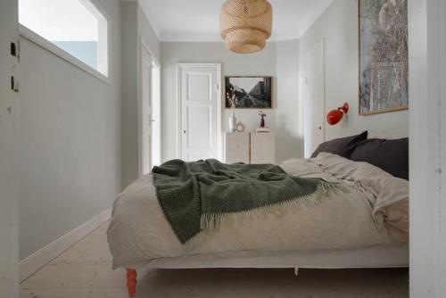 Желто-синяя гамма гостиной, зеленая кухня. 05