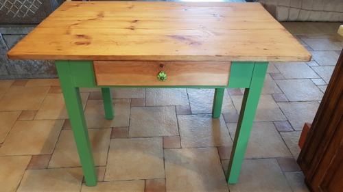 Этот стол никакой исторической и материальной ценности не представляет. 01