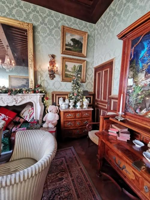 Замок шарм - сюр - л'эрбас расположен в шарм - сюр - л'эрбас во французском департаменте дром в регионе овернь - Рона - Альпы. 05