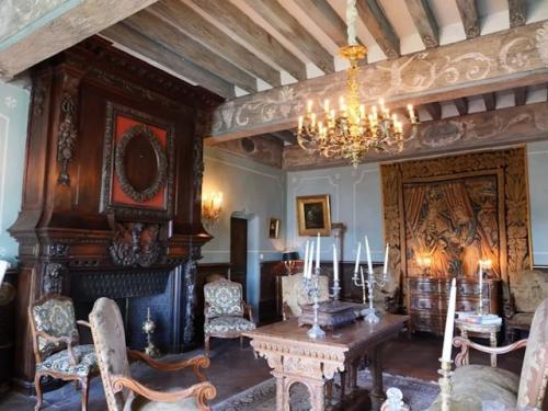 Замок шарм - сюр - л'эрбас расположен в шарм - сюр - л'эрбас во французском департаменте дром в регионе овернь - Рона - Альпы. 07