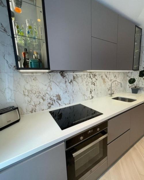 Просторная кухня со стеклянными фасадами. 06