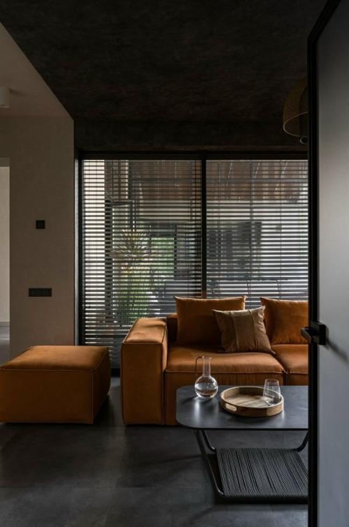 Уют, баланс и внимание к деталям - именно так можно описать этот проект, который начался с небольшой бани и вырос в полноценный семейный дом. 01