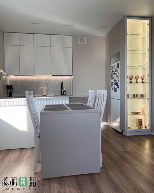 Даже в небольшом студийном пространстве с помощью острова можно условно поделить помещение на кухню и гостиную или кухню и столовую. 01