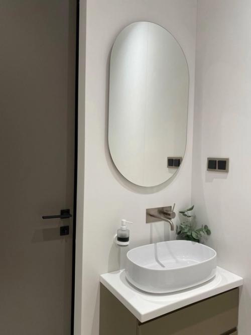 Стильный интерьер санузла сразу задаёт тон всей квартире. 01