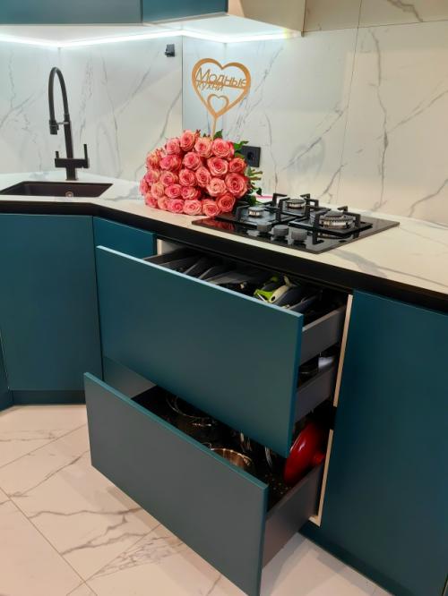 Три цвета этой истории сошлись в одном интерьере, создавая нечто совершенно особенное: зелёный, белый и чёрный. 08