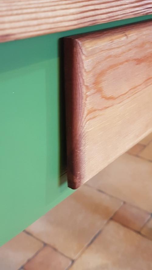 Этот стол никакой исторической и материальной ценности не представляет. 03